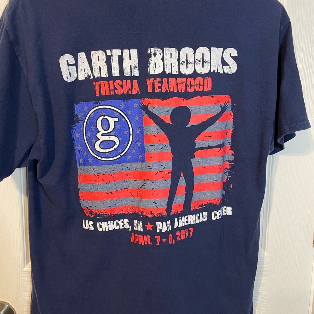 Hanes navy blue cotton tee from 2017 Garth Brooks / Trisha Yearwood concert sz L